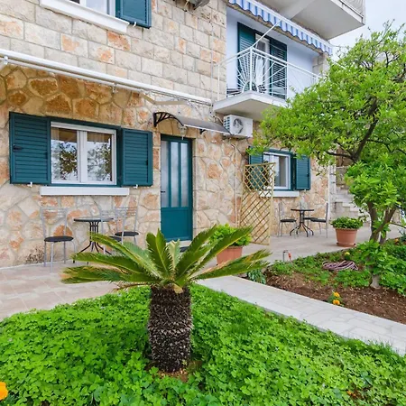 Lena & Lara Apartment *