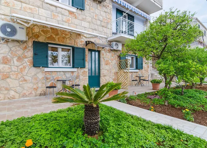 Lena & Lara شقة *